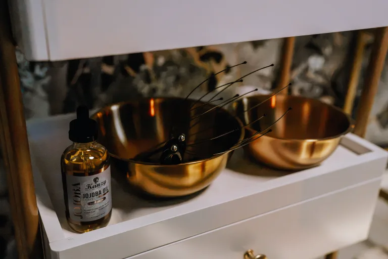 Metallschalen und Pflegeprodukte